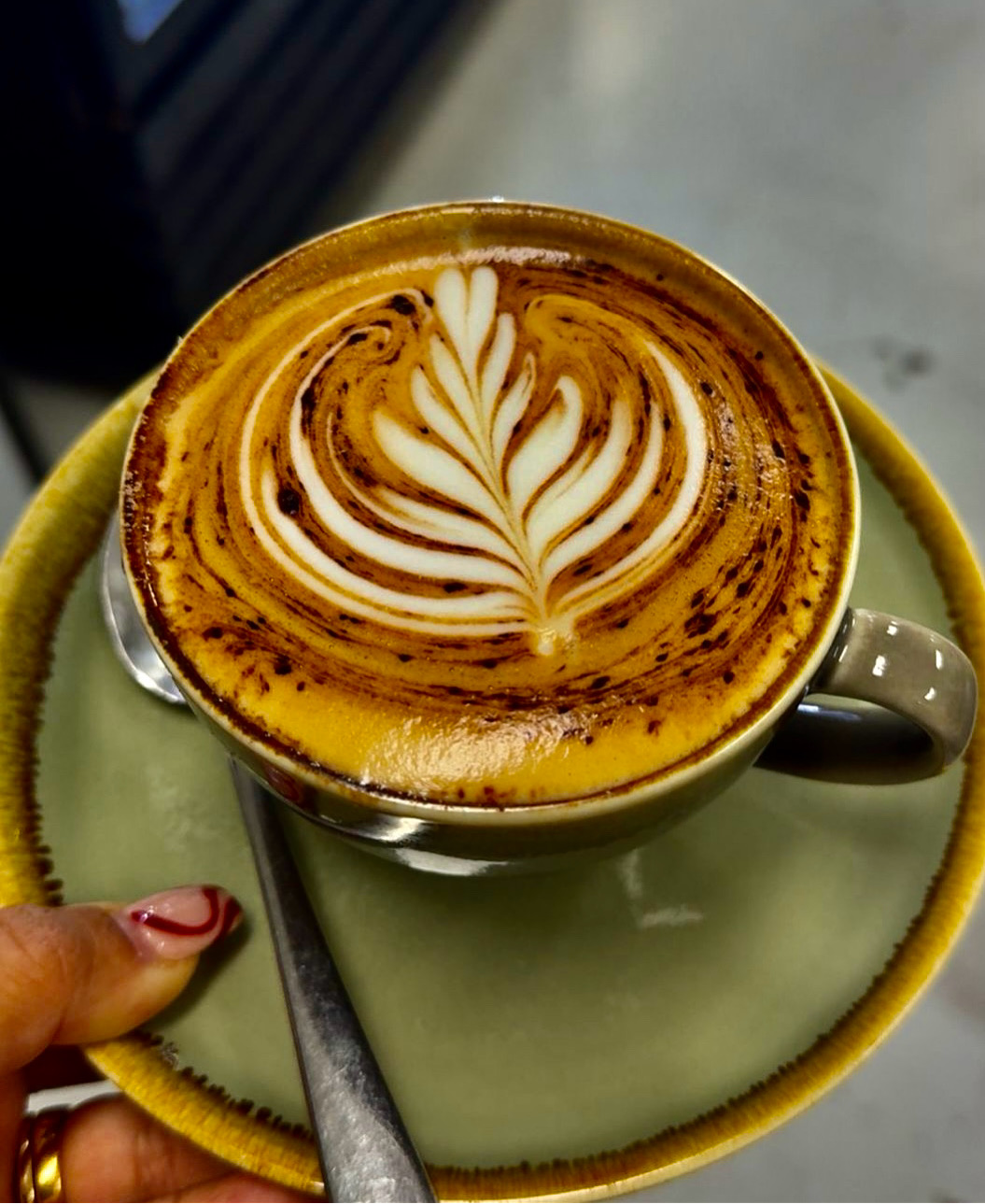 A flat white poured with leaf latte art