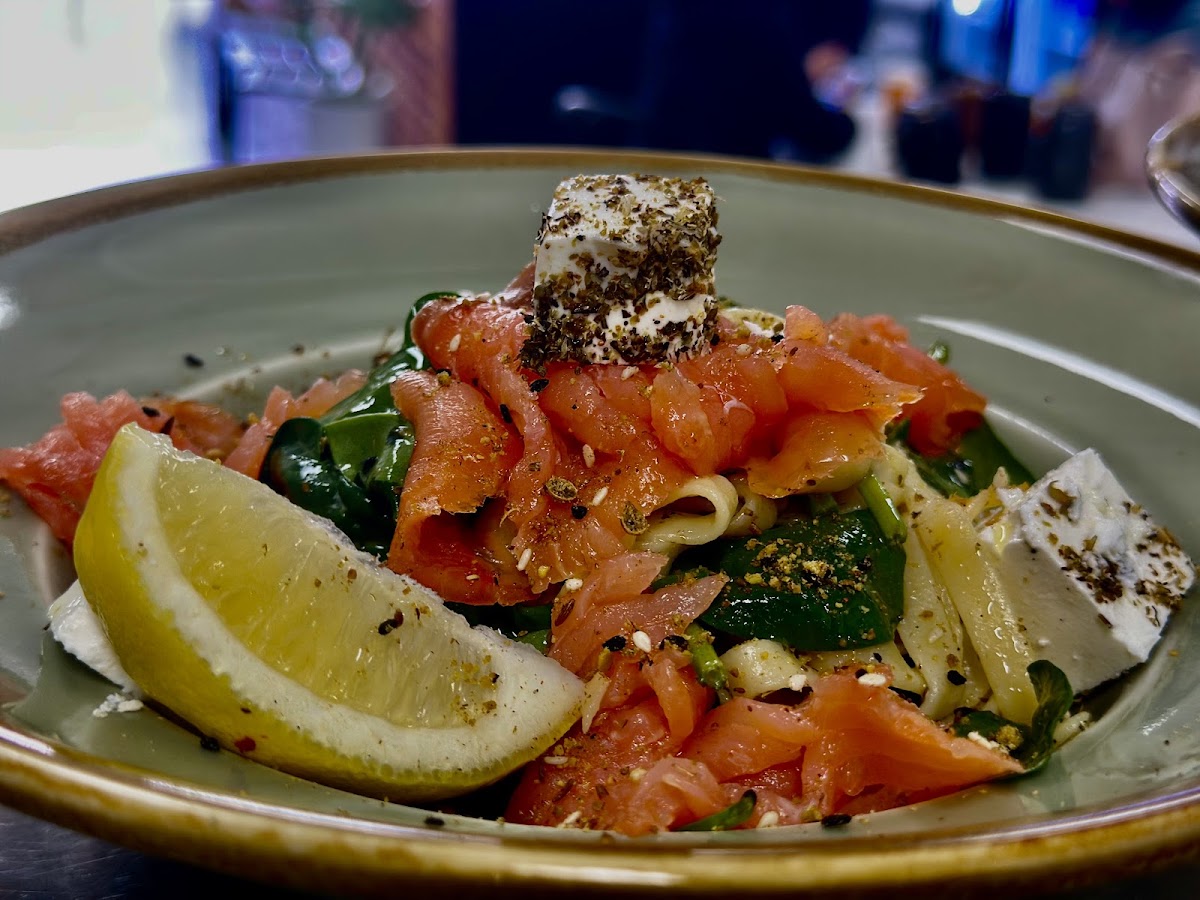 Smoked salmon with feta, spinach and lemon